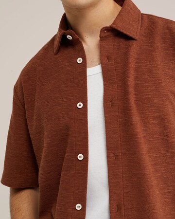 WE Fashion Comfort fit Overhemd in Bruin