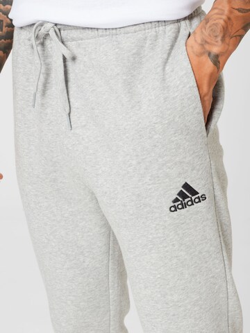 ADIDAS SPORTSWEAR - Tapered Pantalón deportivo 'Essentials' en gris