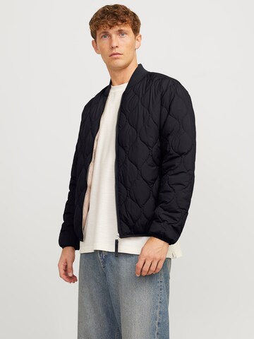 JACK & JONES Tussenjas 'JJKODA' in Zwart: voorkant
