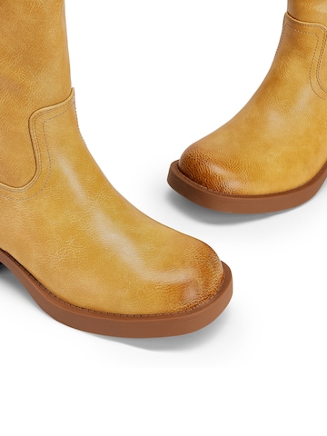 Dream Pairs Boots in Yellow