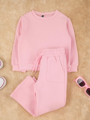 Trendyol Joggingpak in Roze: voorkant