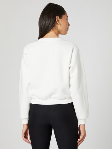 Sweat-shirt 'Ela' Hoermanseder x About You en blanc