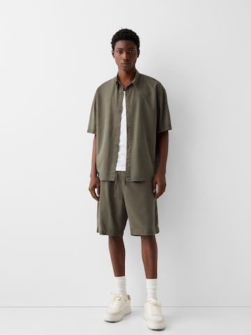 Bershka Normální Kalhoty – zelená