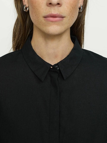 Soft Rebels Póló ' SRYindi ' - fekete