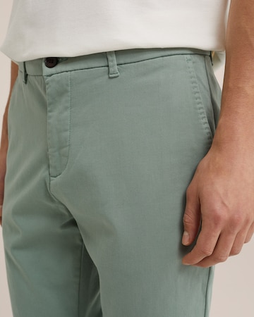 WE Fashion - Slimfit Calças chino em verde