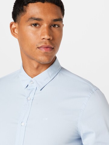 Calvin Klein Slim Fit Hemd in Blau