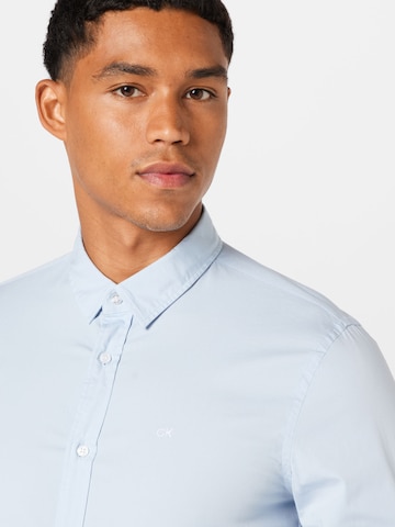 Calvin Klein - Ajuste estrecho Camisa en azul
