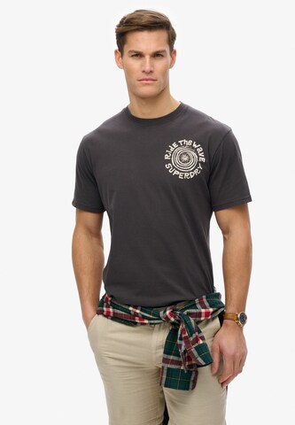 T-Shirt 'Outdoor Narrative' Superdry en marron : devant