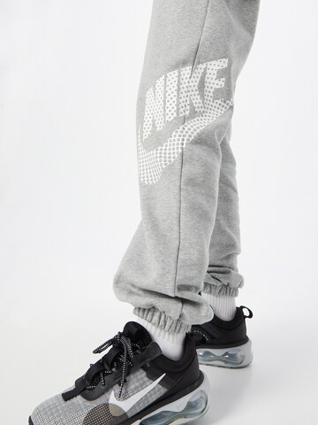 Nike Sportswear Tapered Housut 'Emea' värissä harmaa