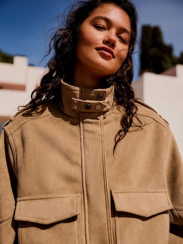 BershkaPrijelazna jakna - smeđa boja