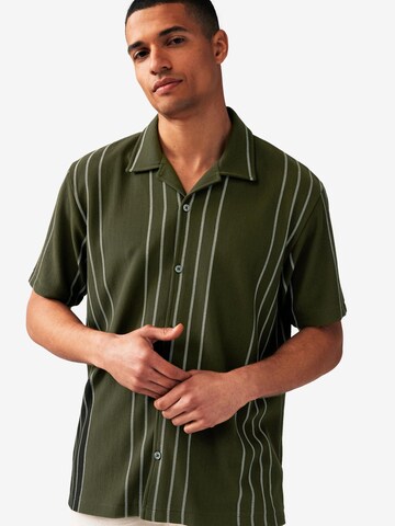 Next - Ajuste regular Camisa en verde: frente