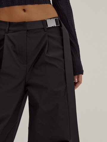 Wide leg Pantaloni cutați 'Kaja' de la millane pe negru