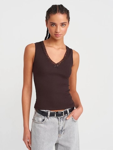 Dilvin - Blusa em castanho: frente