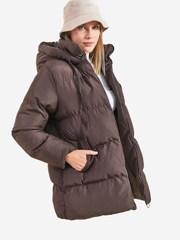 Veste d’hiver Bianco Lucci en marron : devant