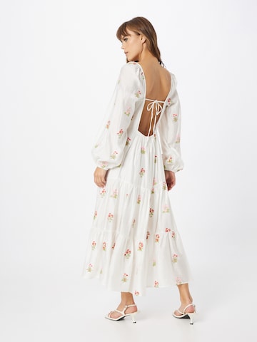 Robe Warehouse en blanc