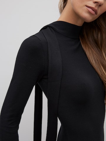 RÆRE by Lorena Rae Kleid in Schwarz
