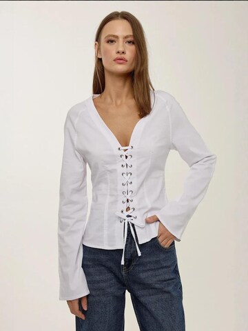 Hiccup Blouse in Wit: voorkant