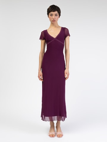 BROKE + SCHÖN Kleid 'Mesh Maxikleid mit Spitzendetails'‌‌‌ in Lila: Vorderseite