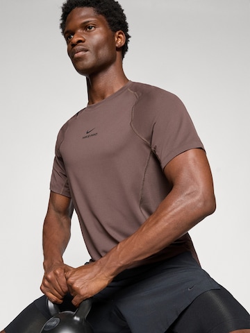 T-Shirt fonctionnel NIKE en marron
