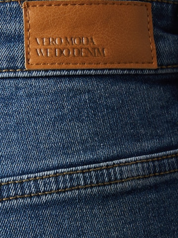 Vero Moda Petite Slimfit Jeans 'SANDRA' i blå