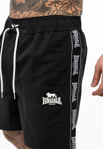 LONSDALE Badshorts 'Kirbuster' i svart