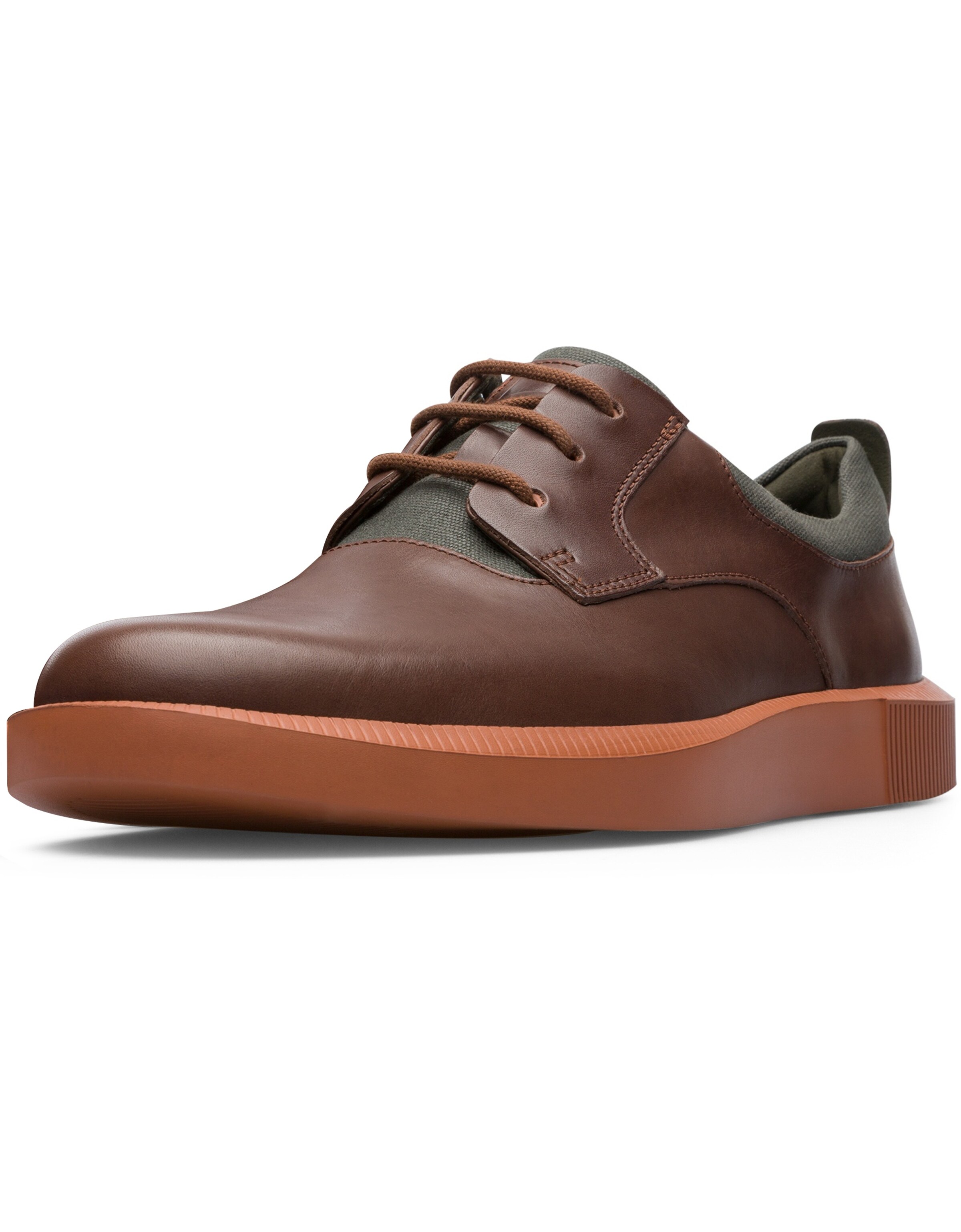 Baskets basses CAMPER en marron : devant