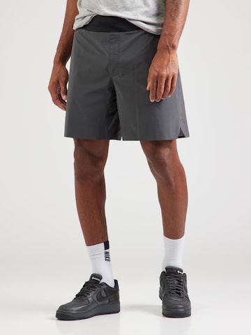 On Loosefit Sportshorts in Grau: Vorderseite