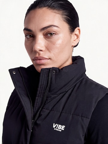 V!BE STUD!OS Weste 'PUFFER' in Schwarz