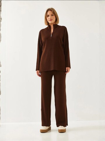Completo pantalone di Bianco Lucci in marrone: frontale