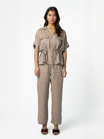 Coster Copenhagen Tričko ' Blouse with zipper and bow in ' – šedá: přední strana