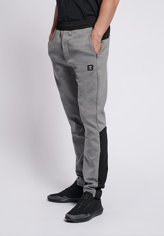 Regular Pantalon de sport Hummel en gris