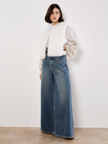 Veste bavaroise ' ' Apricot en blanc