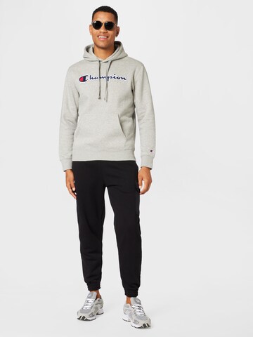 Champion Authentic Athletic Apparel Sweatshirt i grå