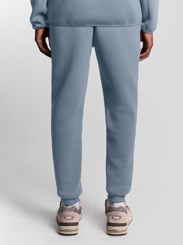 Effilé Pantalon Lyle & Scott en bleu