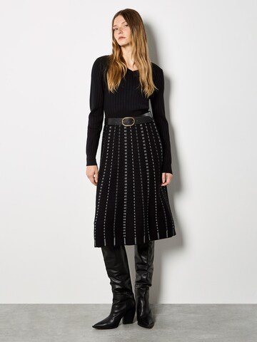 Apricot Kleid in Schwarz: Vorderseite