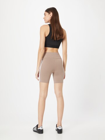 Skinny Pantalon 'Short' ADIDAS ORIGINALS en marron