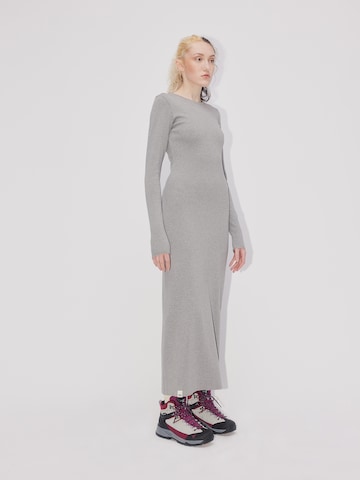 ABOUT YOU REBIRTH STUDIOS - Vestido 'Essential' en gris