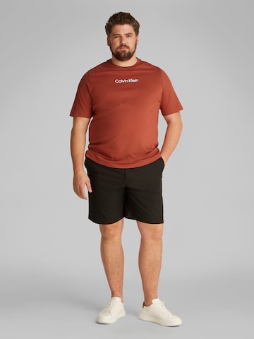 Calvin Klein Big & Tall - Camiseta 'HERO' en rojo