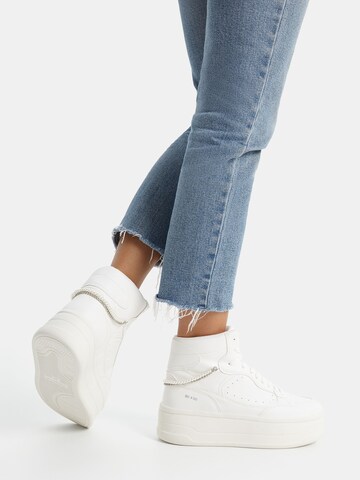 Bershka Hög sneaker i vit