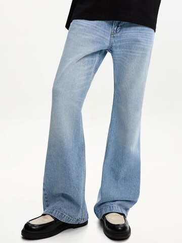 Flared Jeans di Bershka in blu: frontale