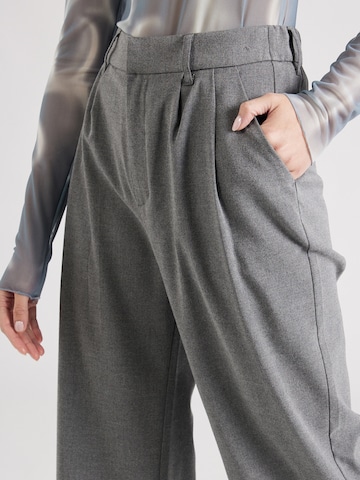 HOLLISTER - Pierna ancha Pantalón plisado en gris