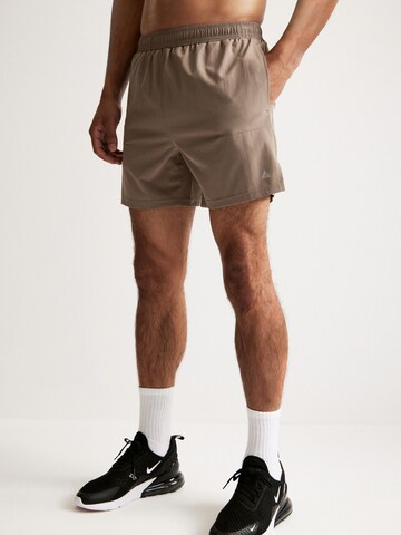 Next - regular Pantalón deportivo en beige: frente