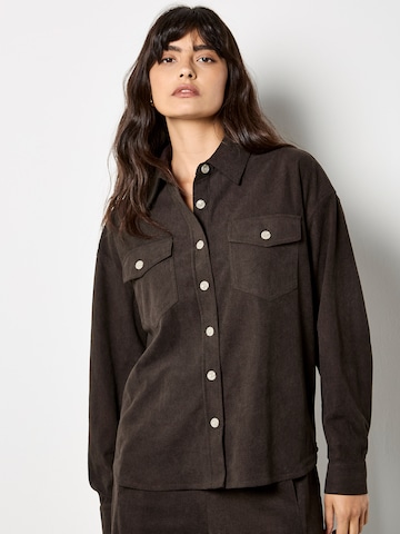 Apricot Blouse in Brown: front
