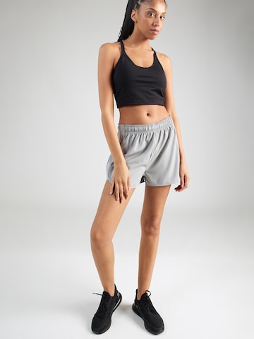 Hummel Regular Sportshorts 'Vital' in Grau