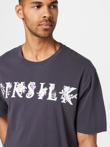 SikSilk - Camiseta en gris