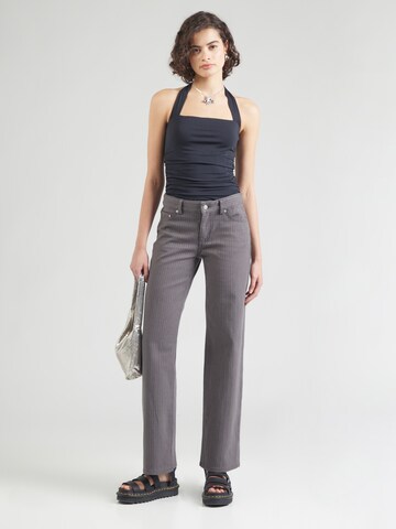 Regular Pantalon WEEKDAY en gris