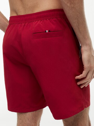 Shorts de bain TOMMY HILFIGER en rouge