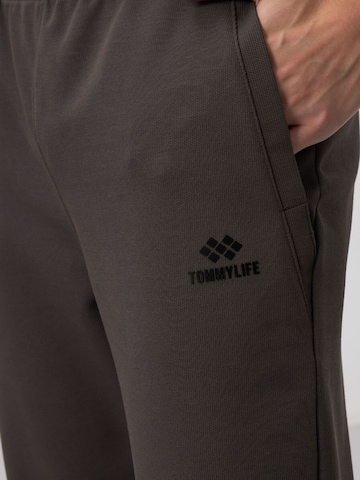 Tuta da jogging di Tommy Life in grigio