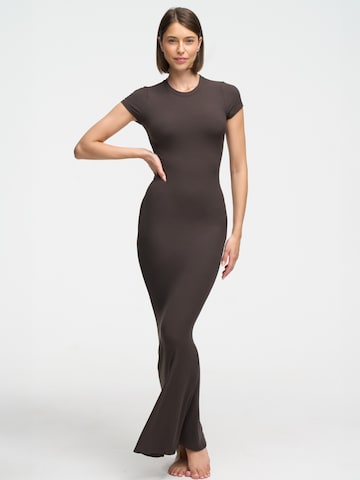Abito 'Ribbed T-Shirt Maxikleid' di cfab (formerly creamy fabrics) in marrone