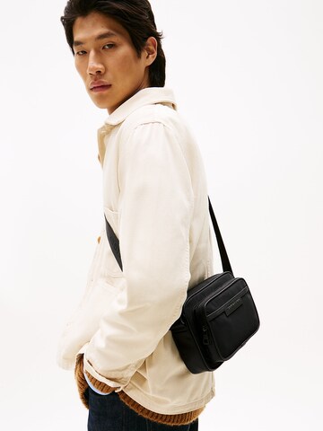 TOMMY HILFIGER Crossbody Bag in Black: front